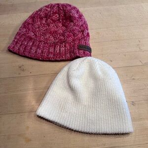 Bundle of 2 beanie hats. One size and Guc.
